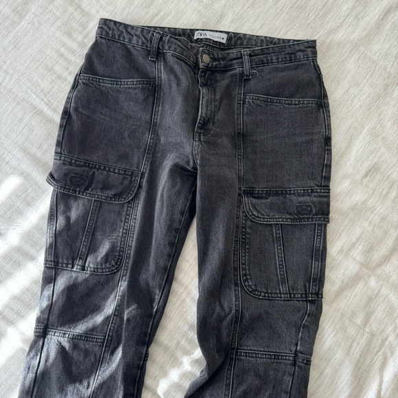 Zara Mid-Rise Cargo Jeans in Black - Picture 5 of 6